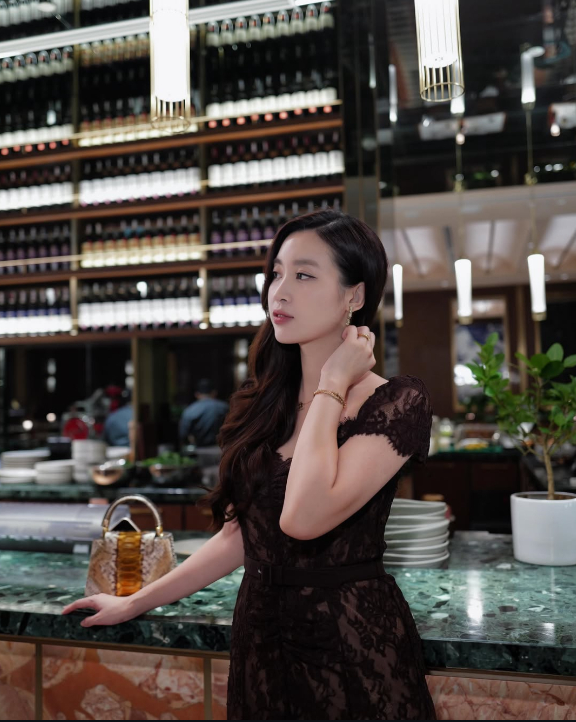 Người đẹp kết hợp túi Capucines Mini màu Gold River của Louis Vuitton. Thiết kế dòng cao cấp làm từ da trăn, lót da dê và sử dụng phần cứng màu vàng. Ảnh: Instagram Đỗ Mỹ Linh
