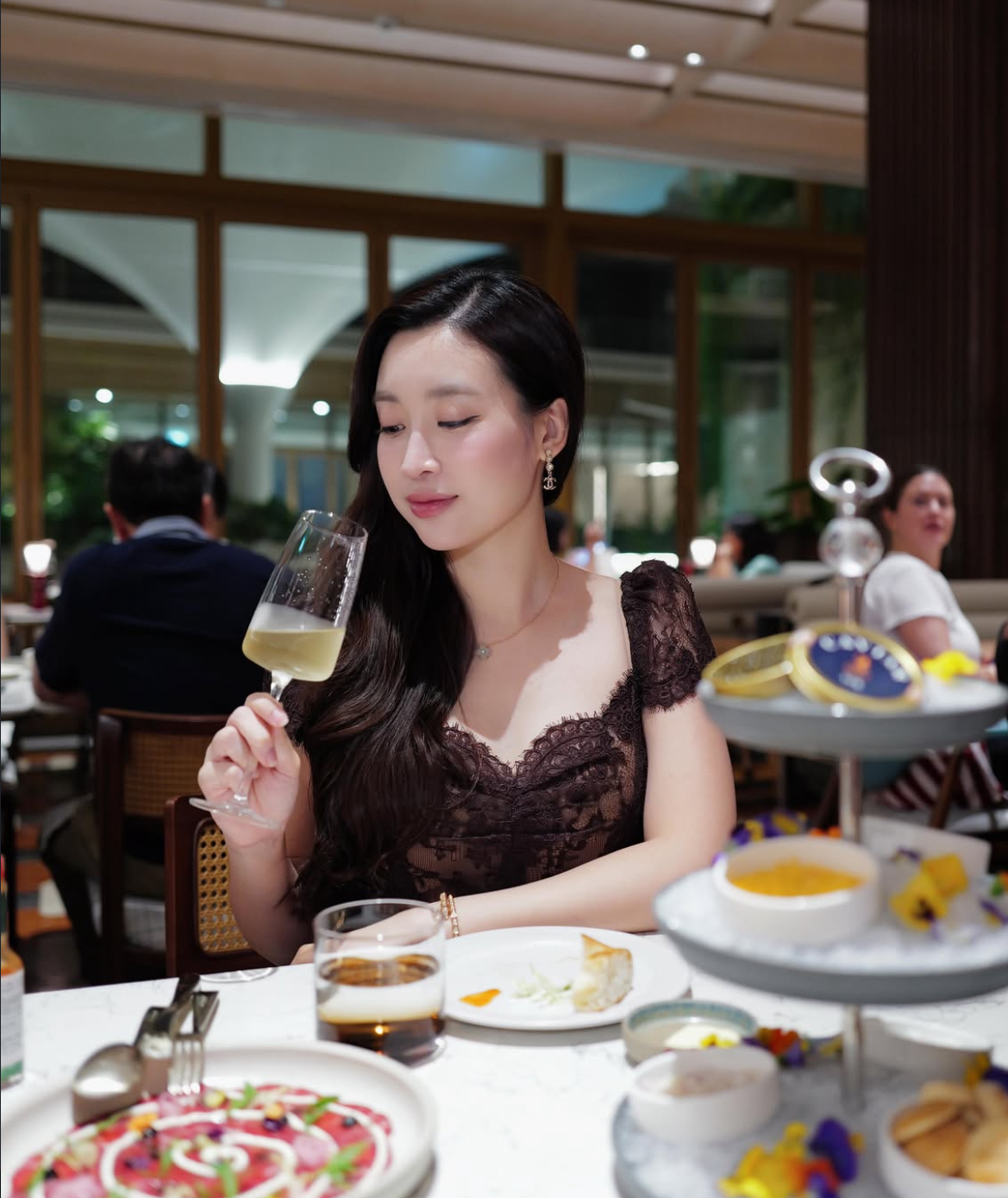 Sau 10 năm đăng quang Hoa hậu Việt Nam, Mỹ Linh vẫn duy trì phong cách thời trang nữ tính, ưu tiên những thiết kế tôn dáng và phụ kiện cao cấp khi xuất hiện bên chồng.
