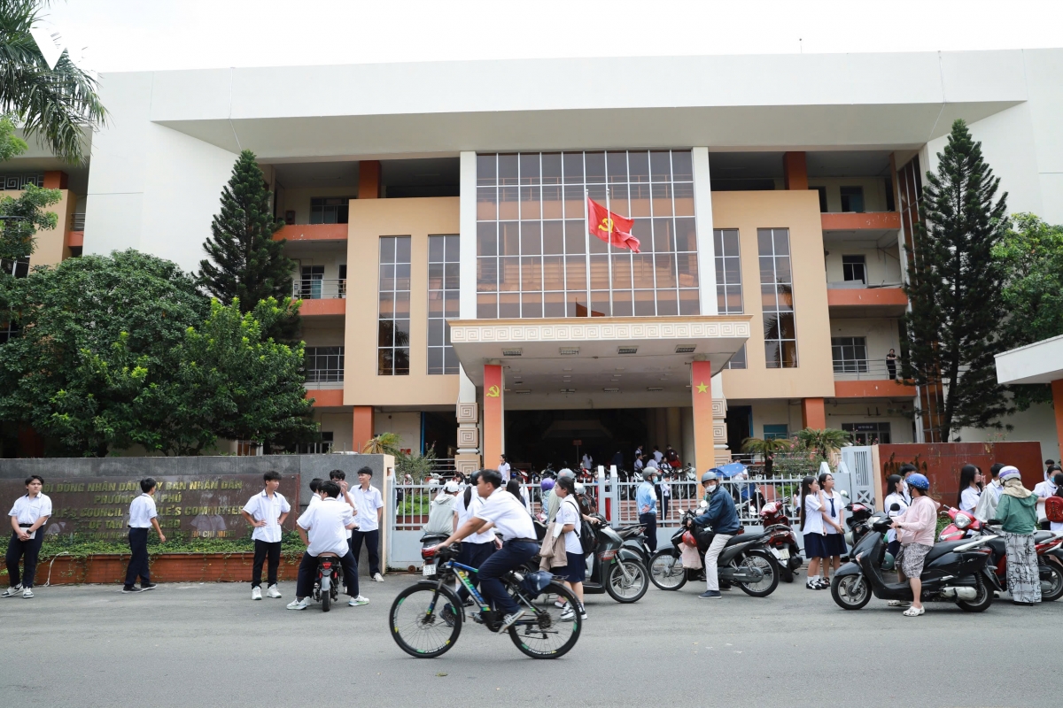 Trường THPT Thoại Ngọc Hầu, được chuyển đổi công năng từ trụ sở cũ của UBND quận Tân Phú 