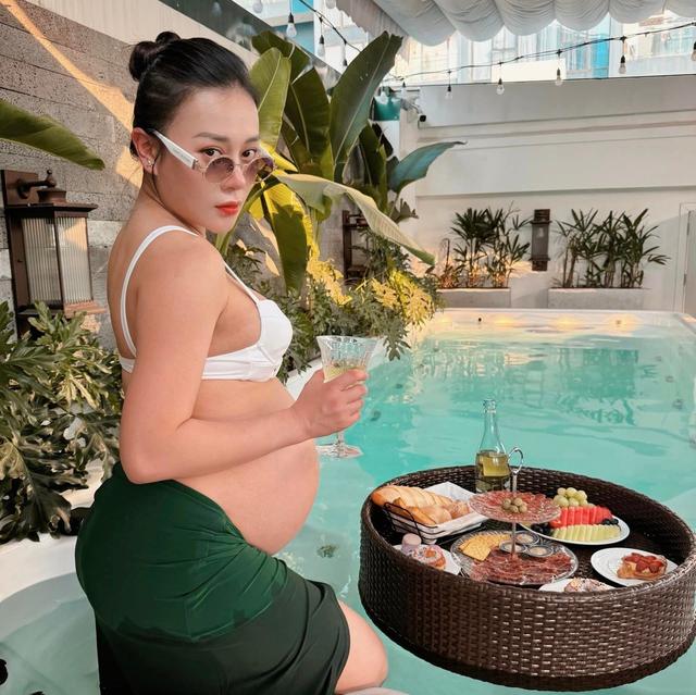 Biệt thự còn có bể bơi, nơi Phương Oanh sống ảo trong những ngày dưỡng thai.