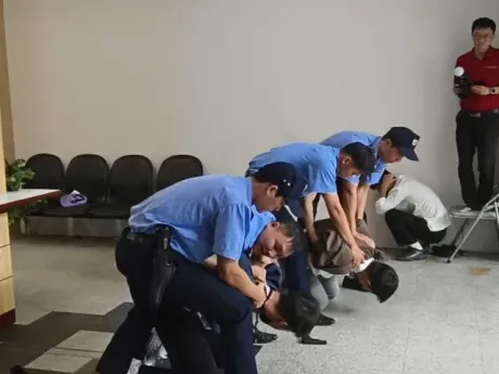 Xem lực lượng bảo vệ ngân hàng sử dụng võ thuật khống chế đối tượng cướp ngân hàng