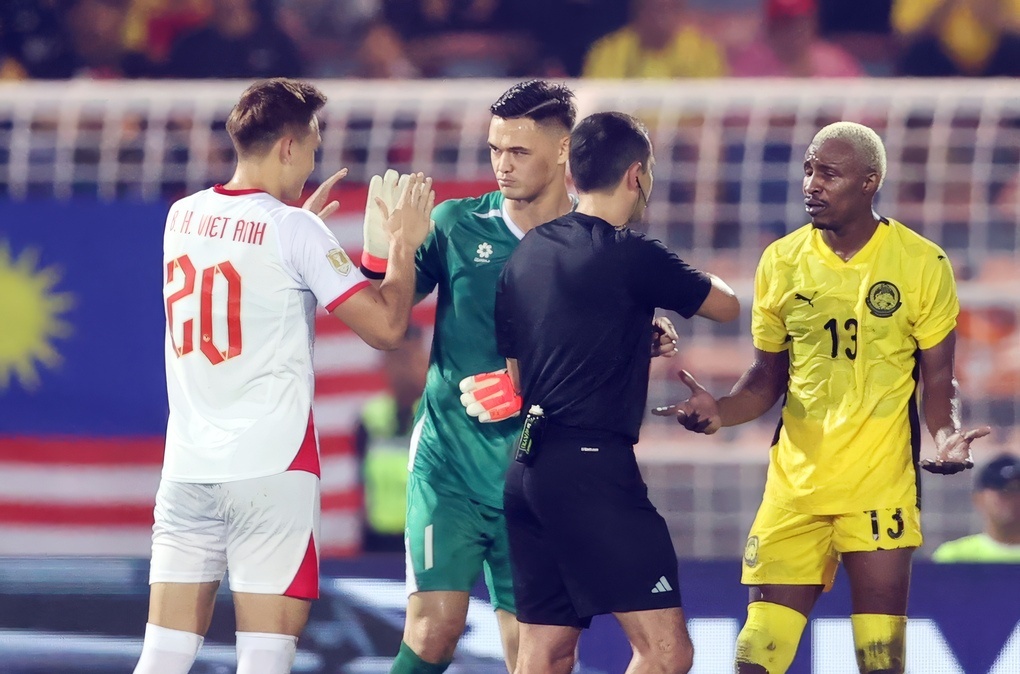 Sau chiến thắng 2-0 trước Malaysia ở trận bán kết lượt đi thuộc ASEAN Cup 2026 tối 16/8, Patrik Lê Giang (thứ hai từ trái sang) nhận được cơn mưa lời khen từ giới chuyên môn và người hâm mộ. Tại giải đấu, anh bắt chính cả năm trận, giúp đội tuyển Việt Nam giữ sạch lưới tới bốn trận. Với cách kiểm soát không gian, xử lý bóng hiệu quả, anh đang được xem là chốt chặn chắc chắn, giúp đội rộng cửa tiến vào chung kết. Ảnh: Đức Đồng