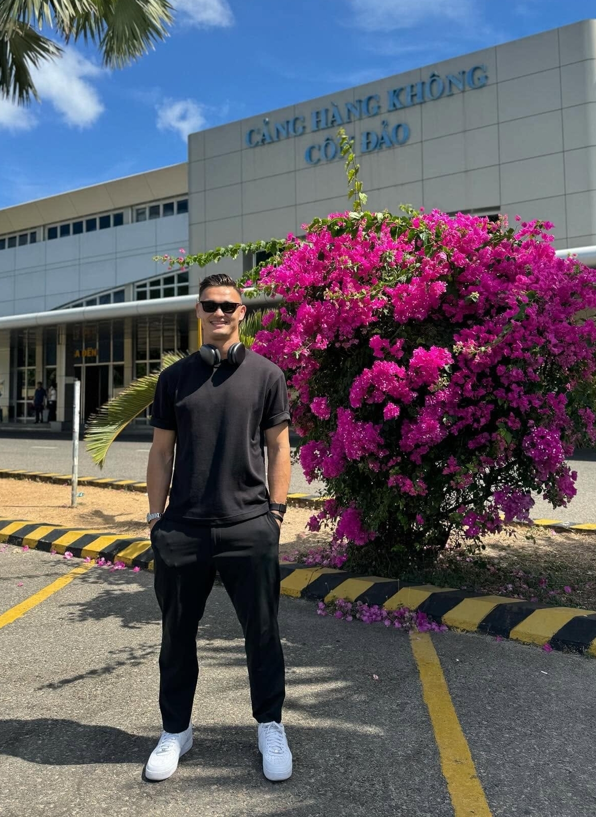 Nhiều năm nay, anh gắn bó với phong cách sporty chic (thể thao thanh lịch), phối đồ gọn gàng. Trang phục của anh gồm những kiểu dáng cơ bản, đơn sắc, hướng đến sự năng động như áo phông, áo hoodie, tracksuit, sơ mi, quần jeans, blazer, trench coat, sneakers.