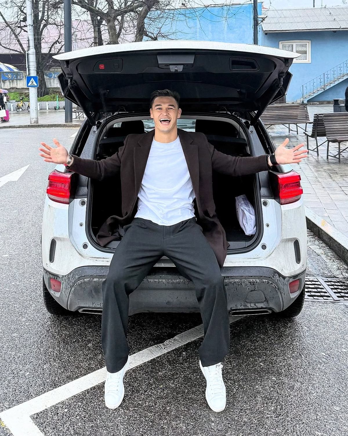 Phong cách dạo phố mùa thu của Patrik Lê Giang với áo thun, quần Tây, blazer len dáng dài. Anh không dùng trang sức để tránh vướng víu, chỉ kết hợp quần áo cùng đồng hồ.