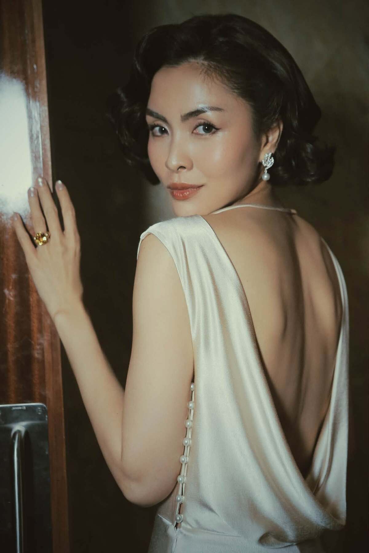 Tăng Thanh Hà sinh năm 1986 tại TP HCM. Từ nhỏ, cô được mẹ cho theo học lớp kịch nói dành cho thiếu nhi của sân khấu Idecaf, TP HCM. Sau bộ phim Dốc tình, gương mặt ăn ảnh của cô được các đạo diễn chú ý. Người đẹp từng tham gia loạt phim: Hàn Mặc Tử, Hương phù sa, Bỗng dưng muốn khóc, Cánh đồng bất tận, Mỹ nhân kế...