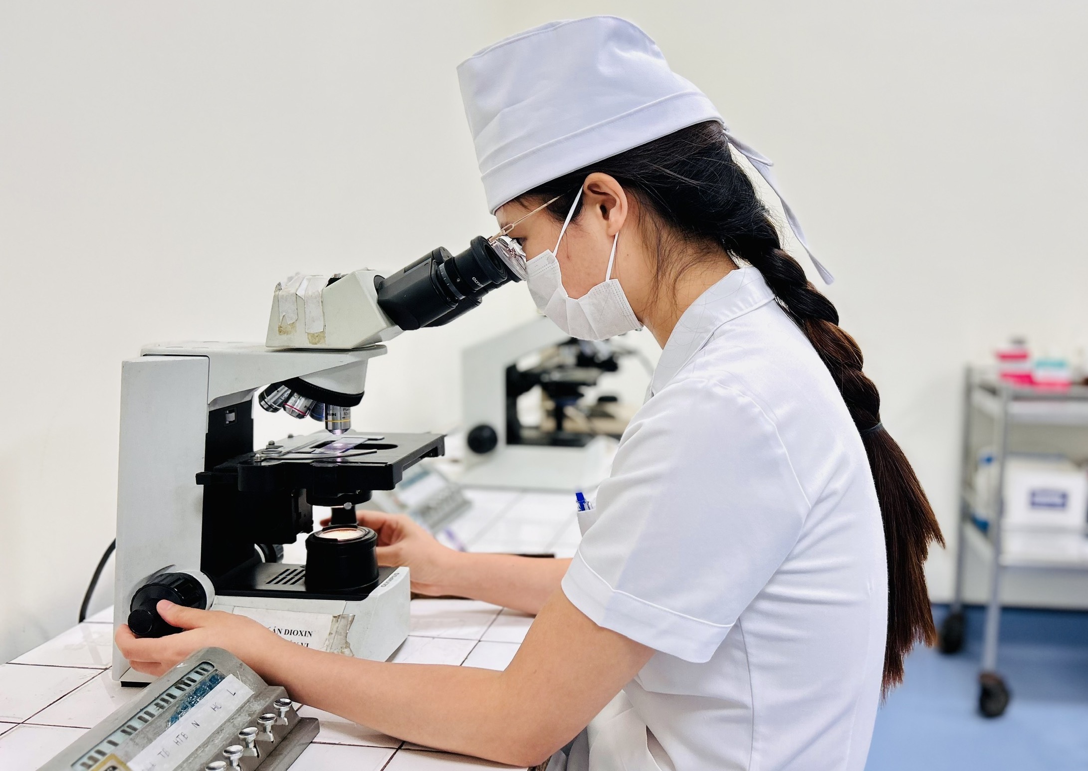 Thượng uý Tâm thực hiện đọc tuỷ đồ tại khoa Máu và Bệnh nghề nghiệp, Bệnh viện Quân y 103. Ảnh: Học viện Quân y