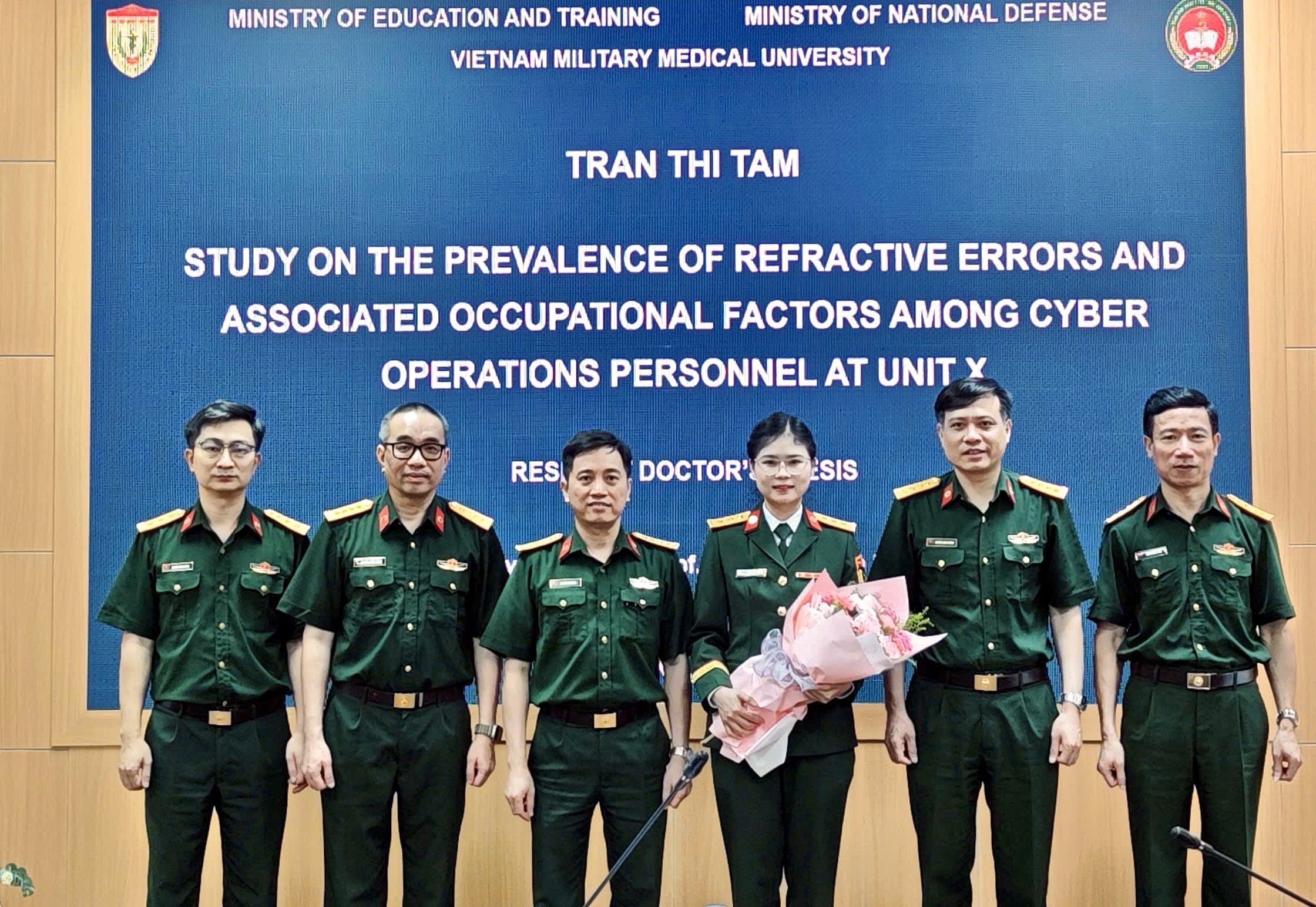 Thượng uý Tâm cùng các giảng viên Học viện Quân y trong buổi bảo vệ luận văn bác sĩ nội trú. Ảnh: Học viện Quân y