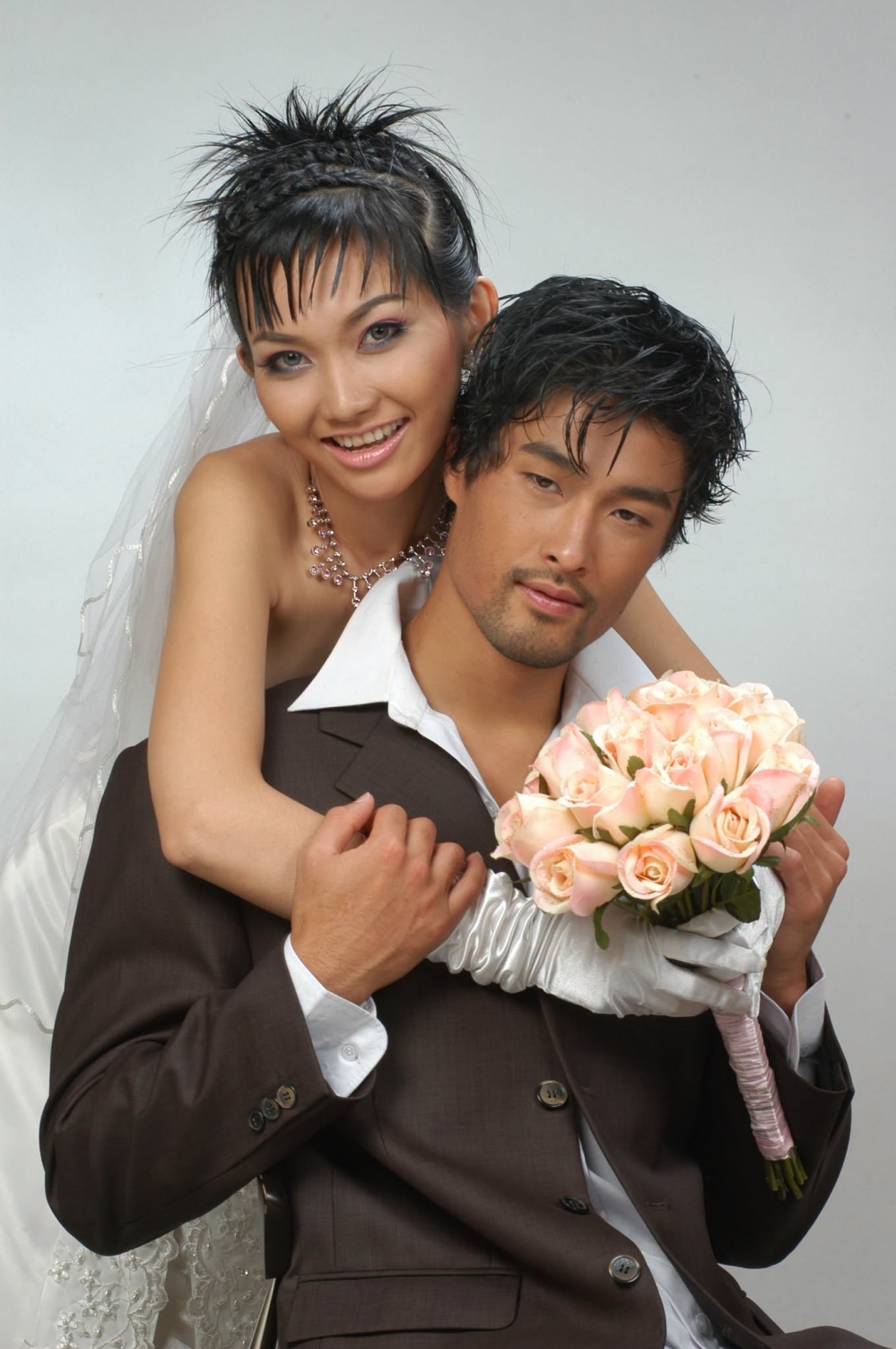Johnny Trí Nguyễn bên diễn viên Kim Hiền - Út Ráng của Hương phù sa. Giai đoạn này, tài tử Việt kiều được chú ý sau một số vai cascadeur cho bom tấn Hollywood, trong đó có Spider-Man 1 (đóng thế cho phản diện Green Goblin), Spider-Man 2 (đóng vai Người Nhện trong pha đánh nhau trên tàu cao tốc).