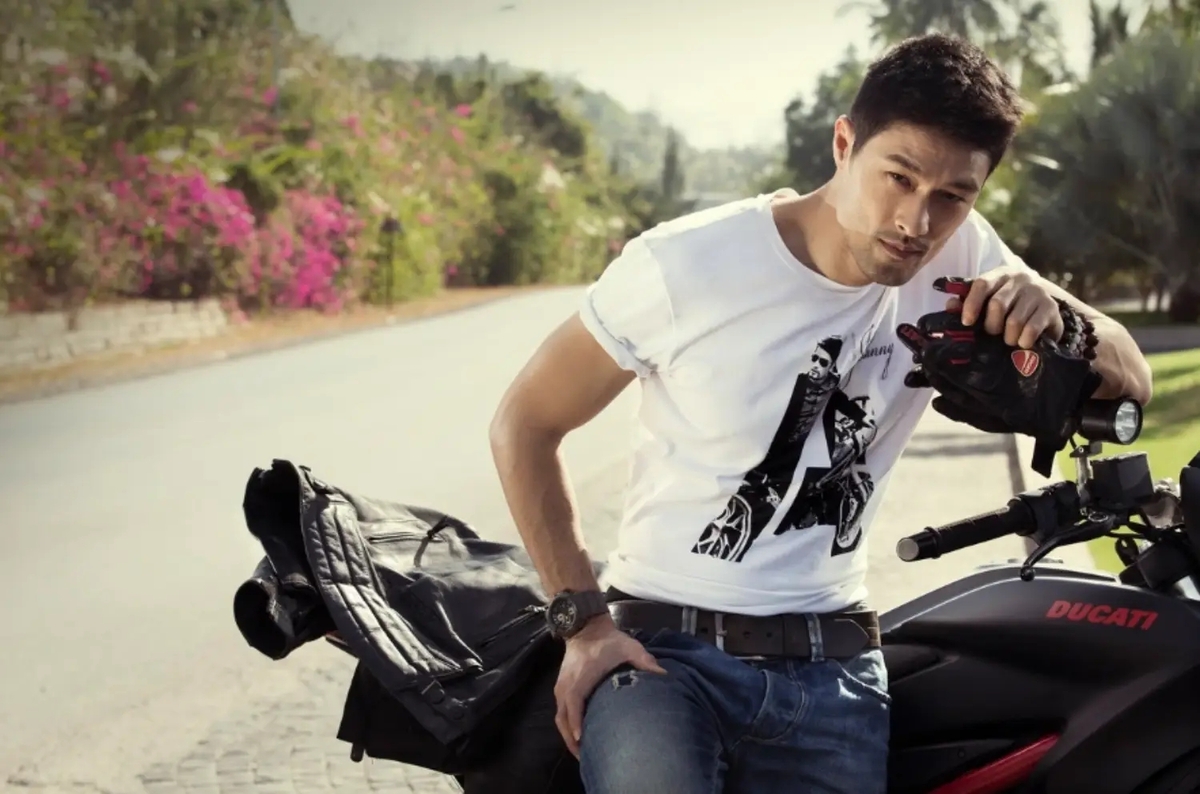 Thập niên 2010, anh duy trì vẻ ngoài phong độ nhờ chơi nhiều môn thể thao cường độ cao như bóng rổ, cưỡi ngựa, bơi lội.
