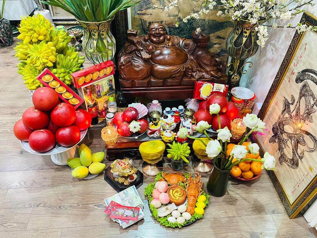 Trong thờ cúng, lọ hoa sẽ đặt ở phía Đông, mâm ngũ quả đặt ở phía Tây. Tuy nhiên, vị trí có thể linh hoạt theo thiết kế bàn thờ, miễn vẫn đảm bảo cân đối và trang nghiêm.
