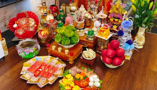 Không đặt bàn thờ Thần tài ở lối đi lại vì sự ồn ào sẽ làm mất đi sự thanh tịnh của nơi thờ cúng. Như vậy, gia đình sẽ ít có may mắn và tài lộc.