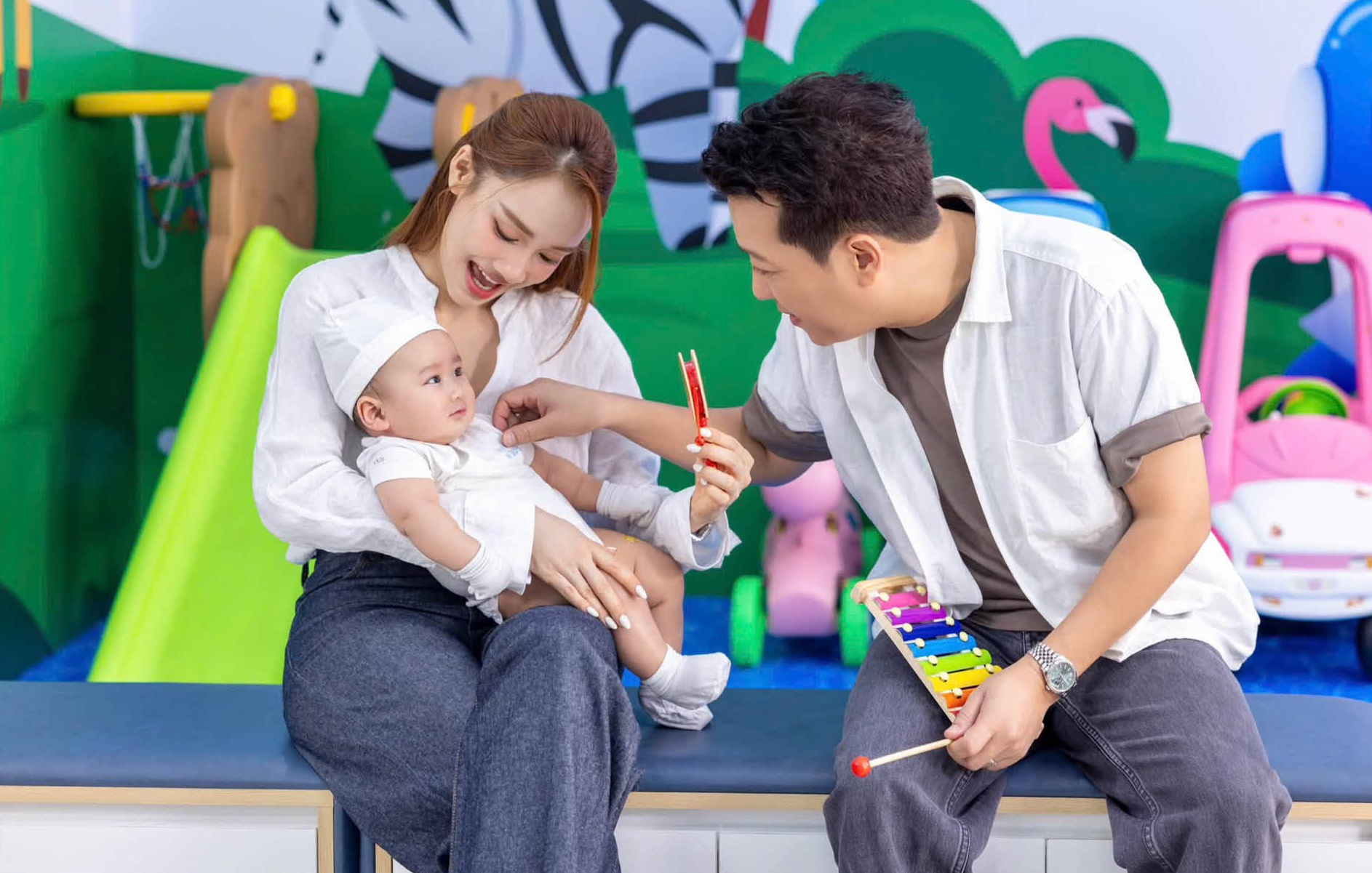 Đầu tháng 8, vợ chồng Trường Giang - Nhã Phương công khai diện mạo của bé út 7 tháng tuổi. Nữ diễn viên cho biết bé cũng quấn bố hơn quấn mẹ giống anh chị - Destiny và Hope.