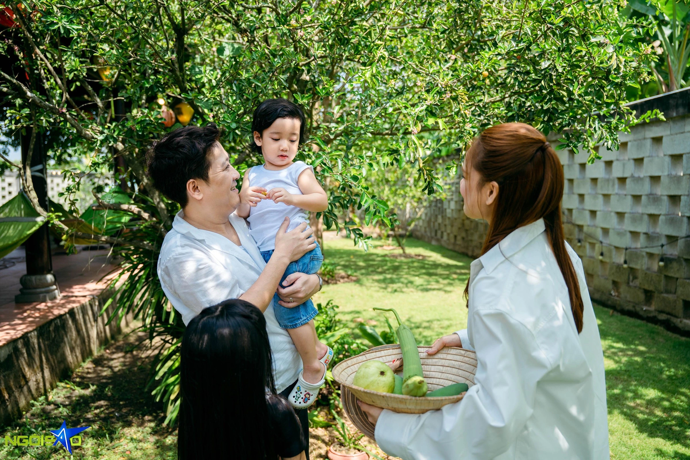 Bé Hope, con trai gần ba tuổi của Trường Giang - Nhã Phương, cũng được nhận xét là bản sao của bố về ngoại hình.