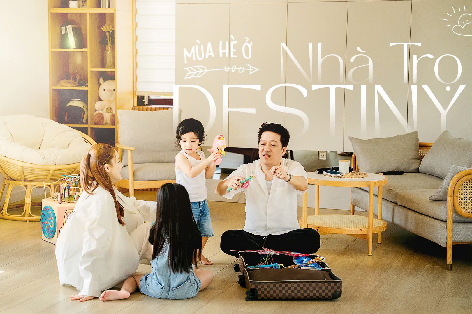 Nhã Phương sinh năm 1990 ở Đăk Lăk, diễn xuất từ năm 19 tuổi. Cô góp mặt trong các phim như: Quả tim máu, Vừa đi vừa khóc, 49 ngày, Tuổi thanh xuân... Trường Giang sinh năm 1983 tại Đà Nẵng (Quảng Nam cũ), nổi tiếng từ vai Mười Khó trong liveshow Bước chân miền Trung năm 2011. Từ 2015 đến nay, anh tham gia nhiều chương trình truyền hình thực tế và sân khấu hài, làm MC, đóng phim điện ảnh: 49 ngày, Taxi em tên gì?, Siêu sao siêu ngố, 30 chưa phải Tết... Trường Giang - Nhã Phương kết hôn tháng 9/2018 sau 4 năm gắn bó. Cặp sao đón con gái đầu lòng Destiny tháng 1/2019 và con trai thứ hai vào tháng 10/2023. Em bé thứ ba chào đời hôm 23/1/2026.