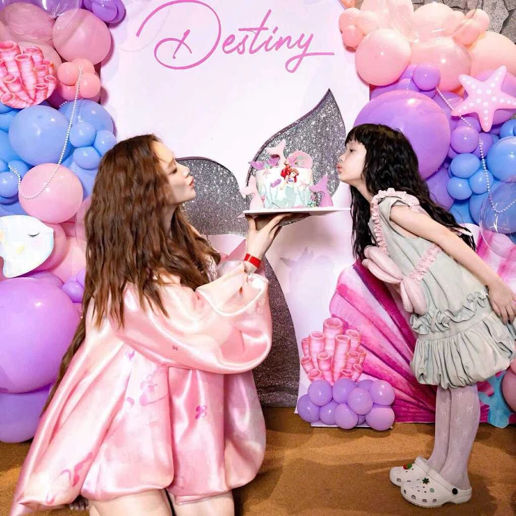 Destiny tên thật là Võ Thanh Thiên Ý, chào đời tháng 1/2019. Trước đây, cặp vợ chồng thường giấu mặt con trong những bức ảnh chụp gia đình để giữ cho con cuộc sống bình thường. Từ khi bé có chính kiến riêng và bày tỏ thoải mái với việc xuất hiện trên truyền thông, hai nghệ sĩ mới cởi mở hơn trong việc chia sẻ những khoảnh khắc khôn lớn của con.