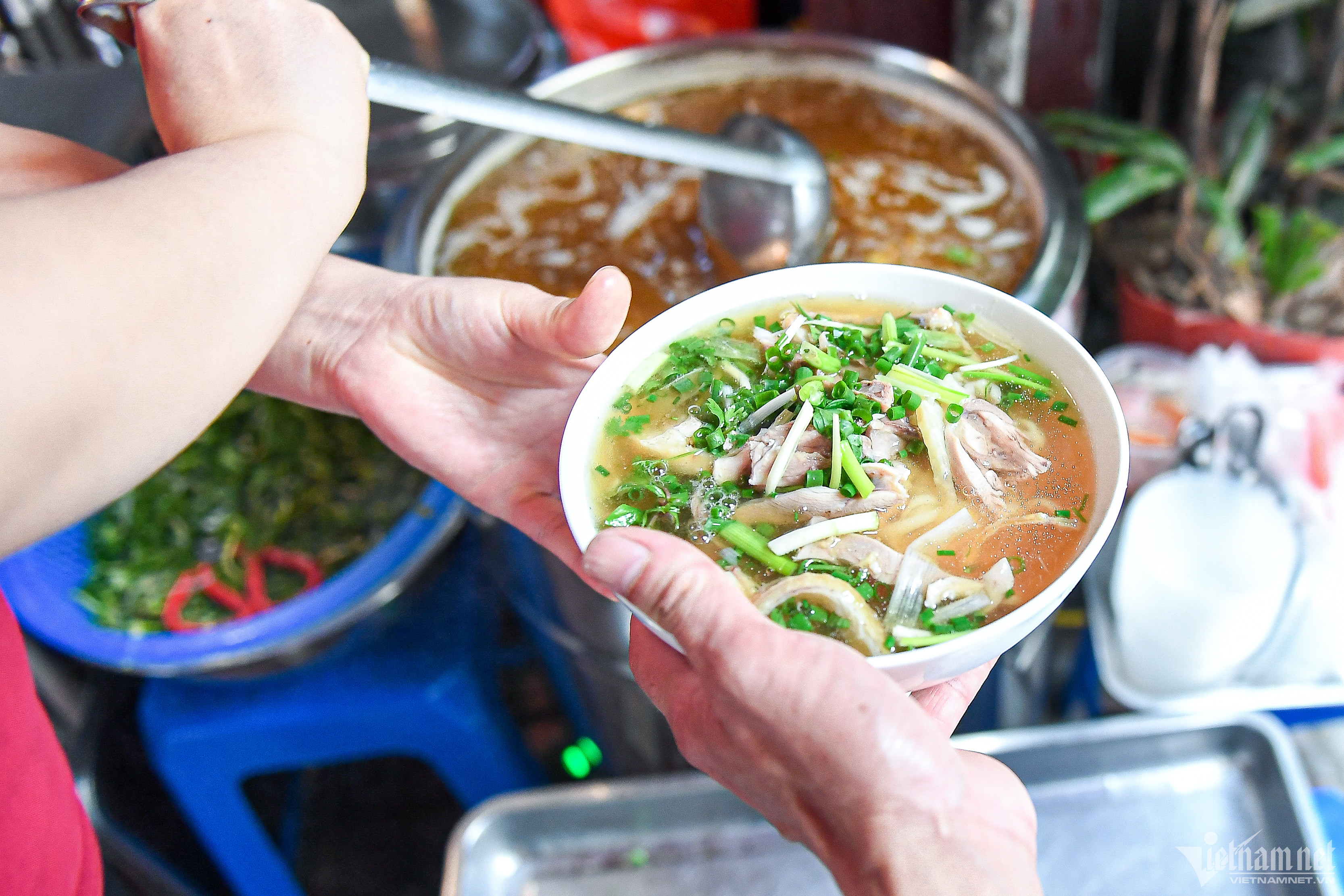 Phở gà Châm được khen đắt xắt ra miếng. Thực khách lần đầu tới quán nên tham khảo giá trước khi gọi đồ