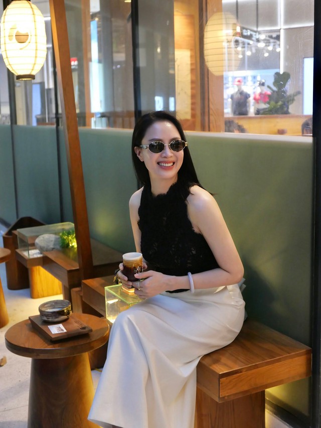 Trên màn ảnh, Hồng Diễm thường đảm nhận những nhân vật có vẻ ngoài nền nã, giàu cảm xúc. Ngoại hình phù hợp với hình tượng người a classTextlinkBaiviet hrefhttps://eva.vn/phụ nữ/a hiện đại nhưng vẫn giữ nét truyền thống -   một trong những lợi thế giúp cô tạo dấu ấn riêng.