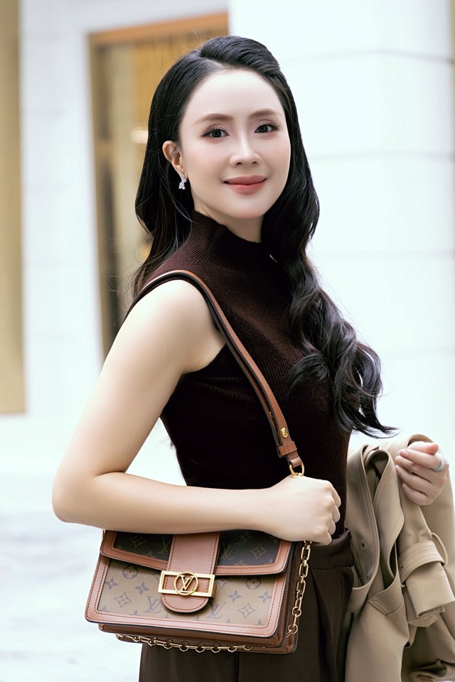 Ở tuổi trung niên, Hồng Diễm cho thấy sức hút của một người phụ nữ không chỉ nằm ở ngoại hình mà còn ở thần thái và cách ứng xử. 