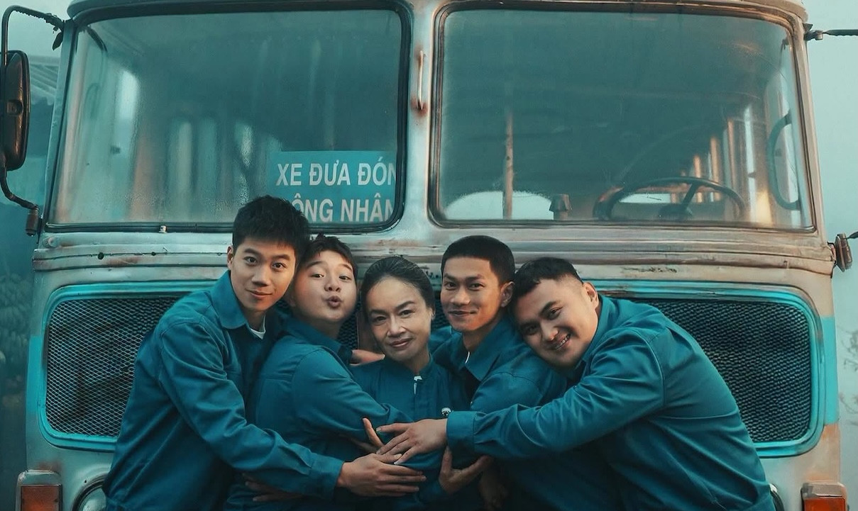 Nguyễn Hùng cùng các diễn viên trong Bò sữa bay.