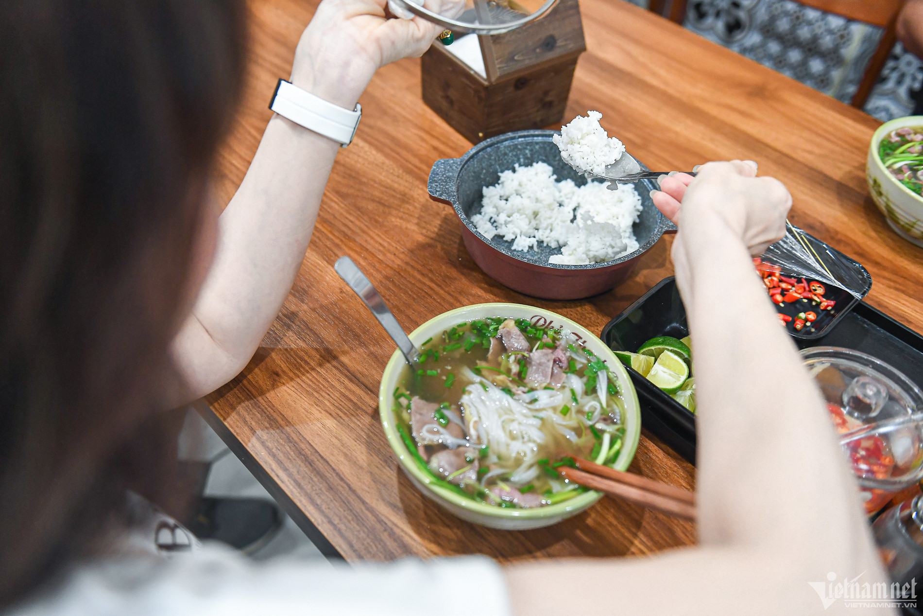 Món phở chan cơm nguội hút khách thưởng thức ở phường Hai Bà Trưng. Ảnh: Linh Trang