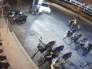 Clip: Xe 7 chỗ leo vỉa hè, tông dồn loạt xe máy vào gốc cây