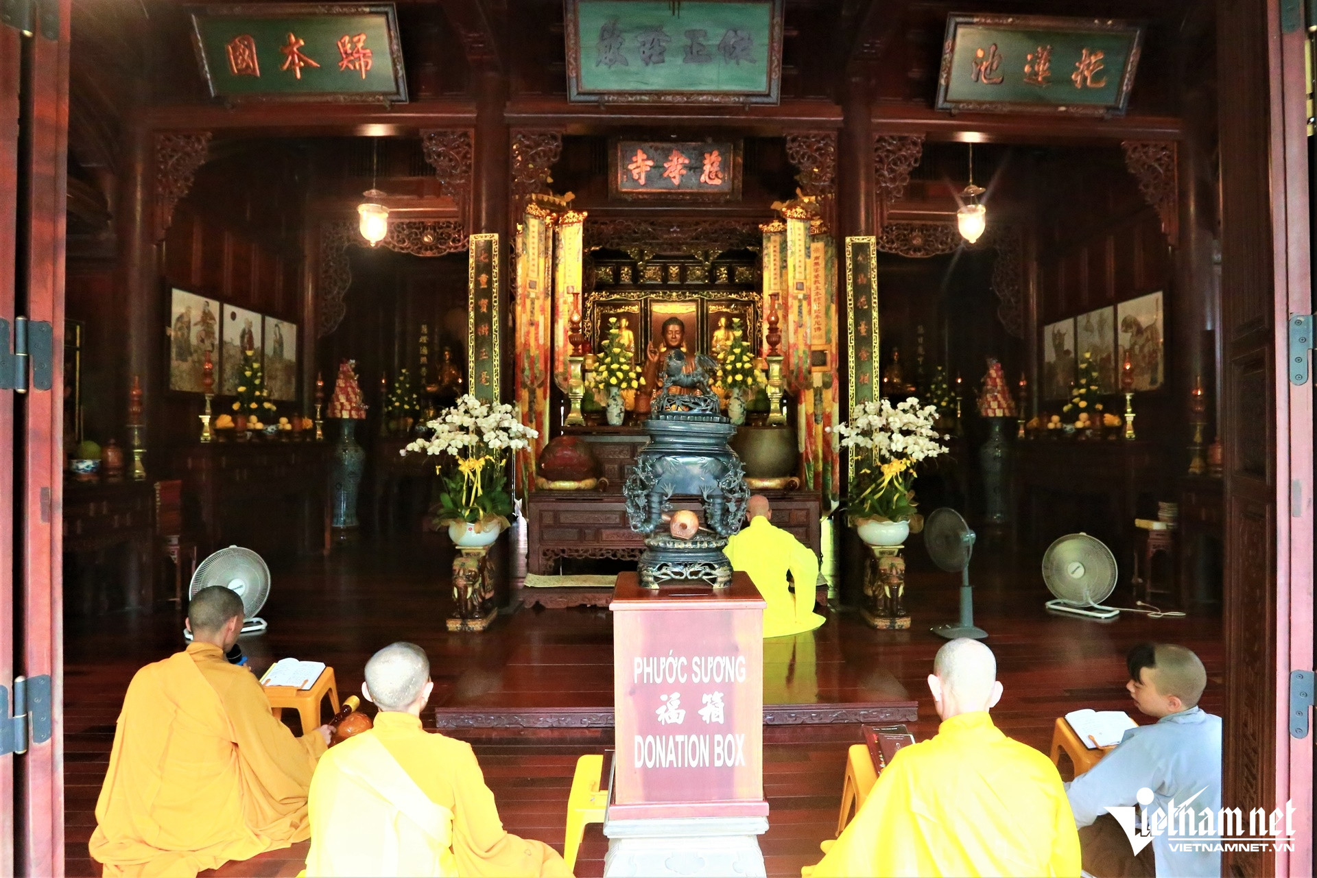 Bên trong chánh điện, nơi diễn ra các nghi lễ Phật giáo và đón tăng ni, Phật tử, du khách đến dâng hương, cầu nguyện vào các dịp lễ, ngày rằm.