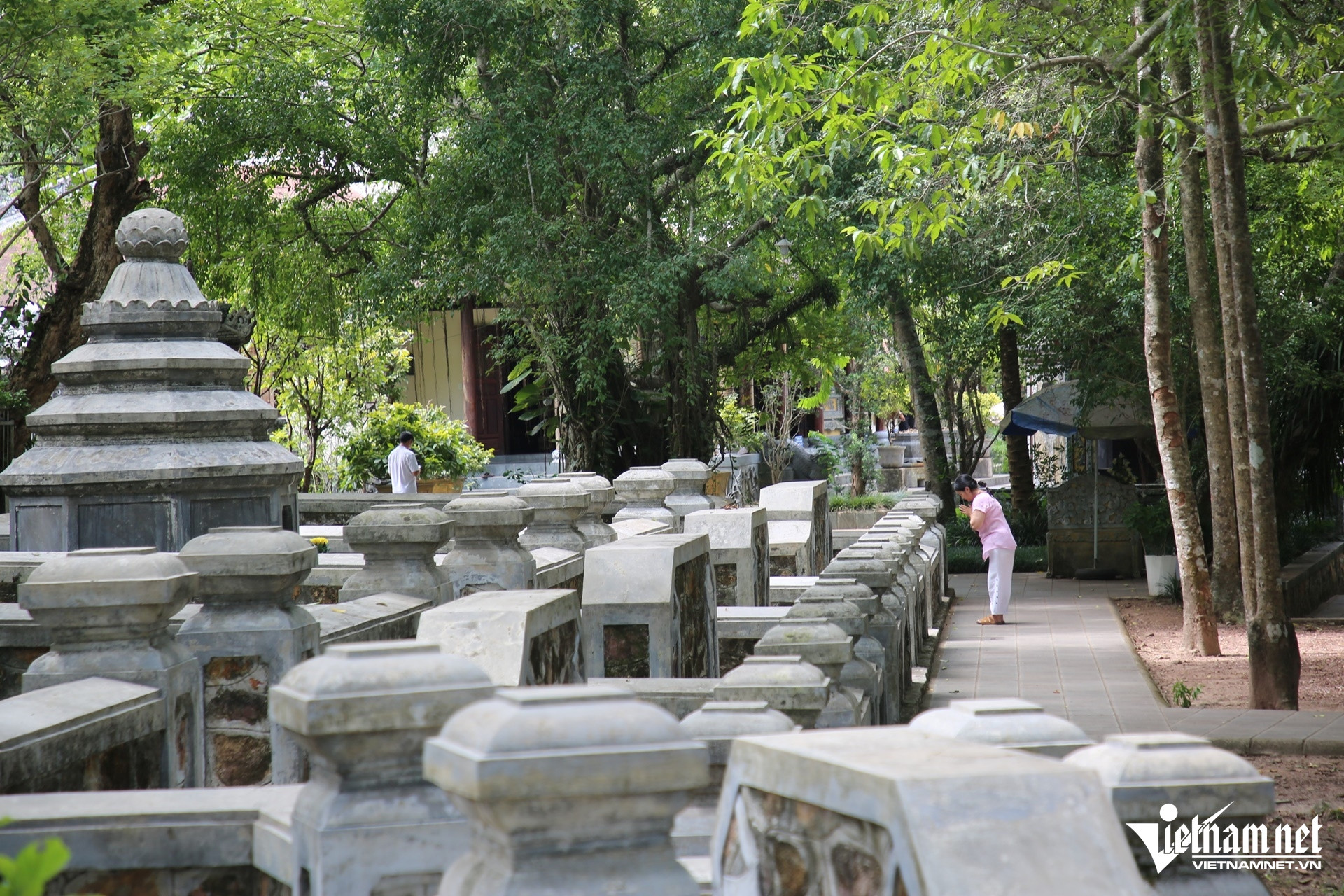 Bên trái chánh điện là khu mộ của các vị tỳ kheo.