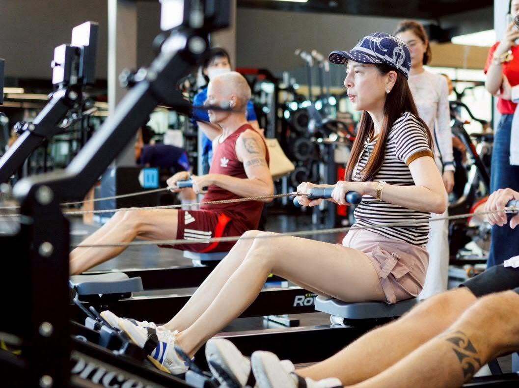 Tỷ phú sinh năm 1966 từng chia sẻ với Praew có thói quen tập thể dục 5 buổi một tuần, bao gồm đi bộ nhanh 40 phút trên máy chạy bộ, các bài tập cardio để đốt cháy calo dư thừa và yoga nhằm cải thiện độ dẻo, linh hoạt cho cơ thể.