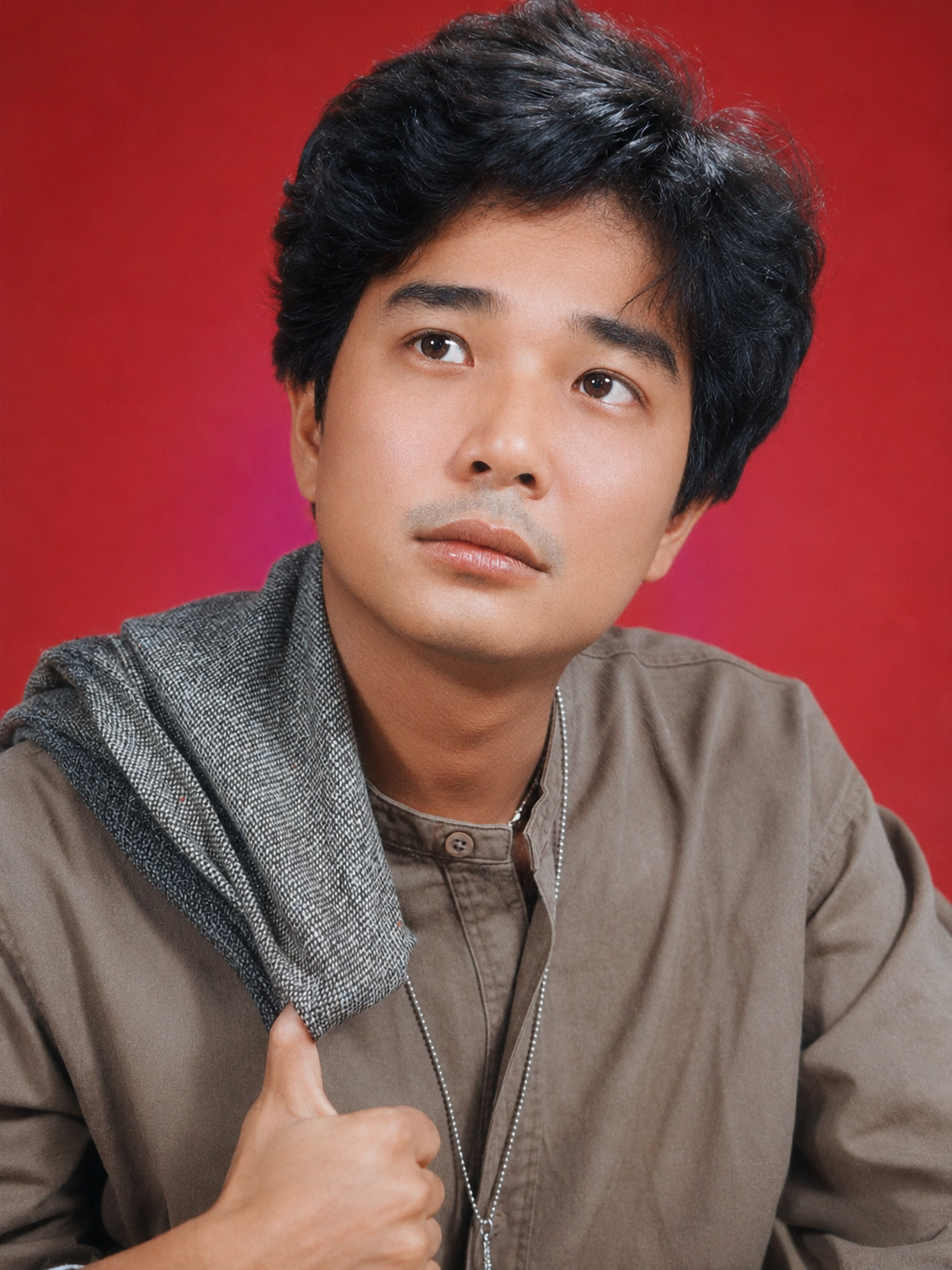 Năm 1990, Lê Tuấn Anh có vai diễn đầu tiên trong phim điện ảnh Bí mật thành phố cấm. Lúc này, gương mặt anh mang vẻ hiền lành, trong sáng.