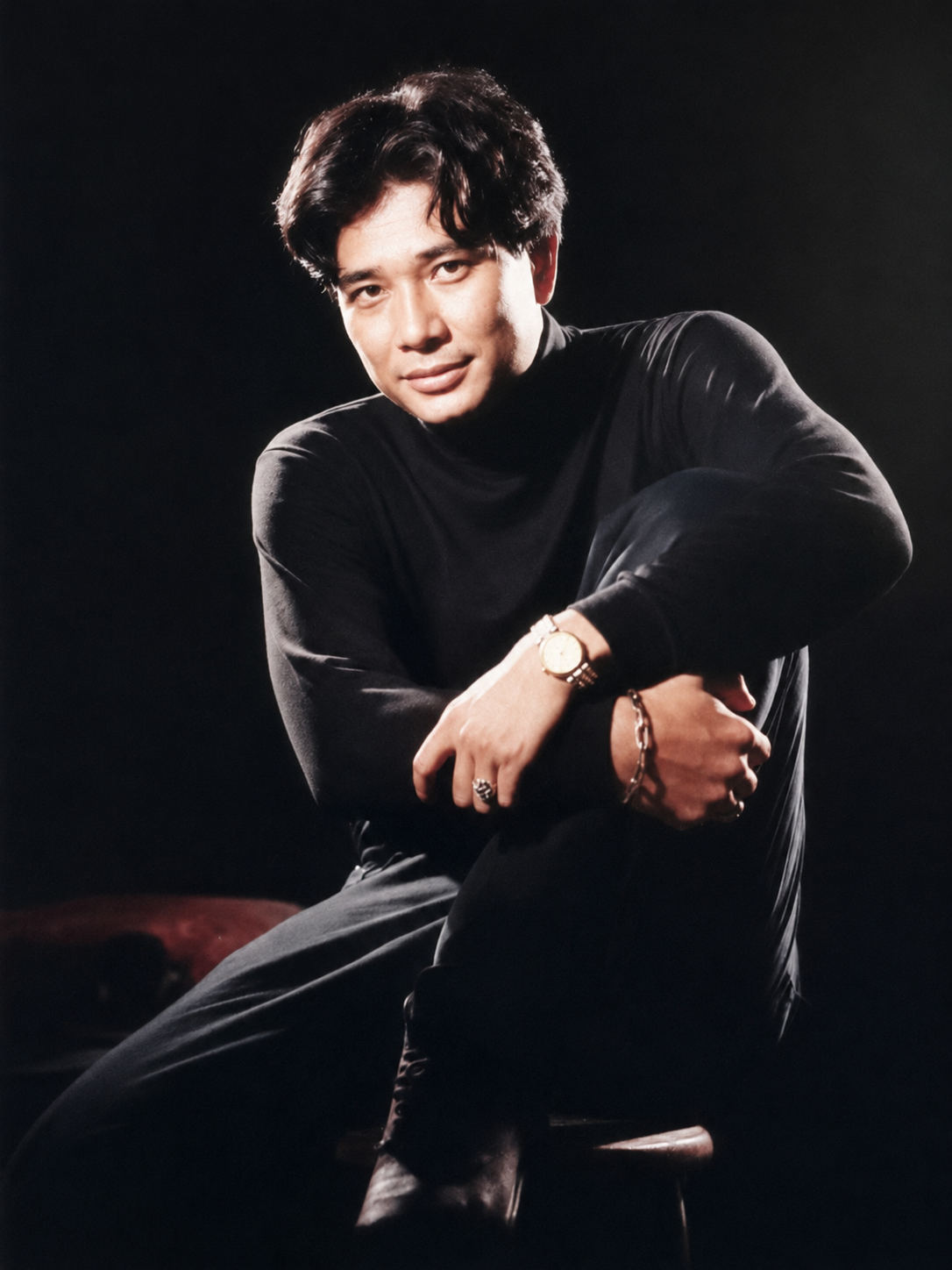 Diễn viên nổi tiếng cùng thời với Lý Hùng, Lê Công Tuấn Anh. Anh sinh năm 1968, tốt nghiệp Cao đẳng Sân khấu Điện ảnh vào năm 1989.