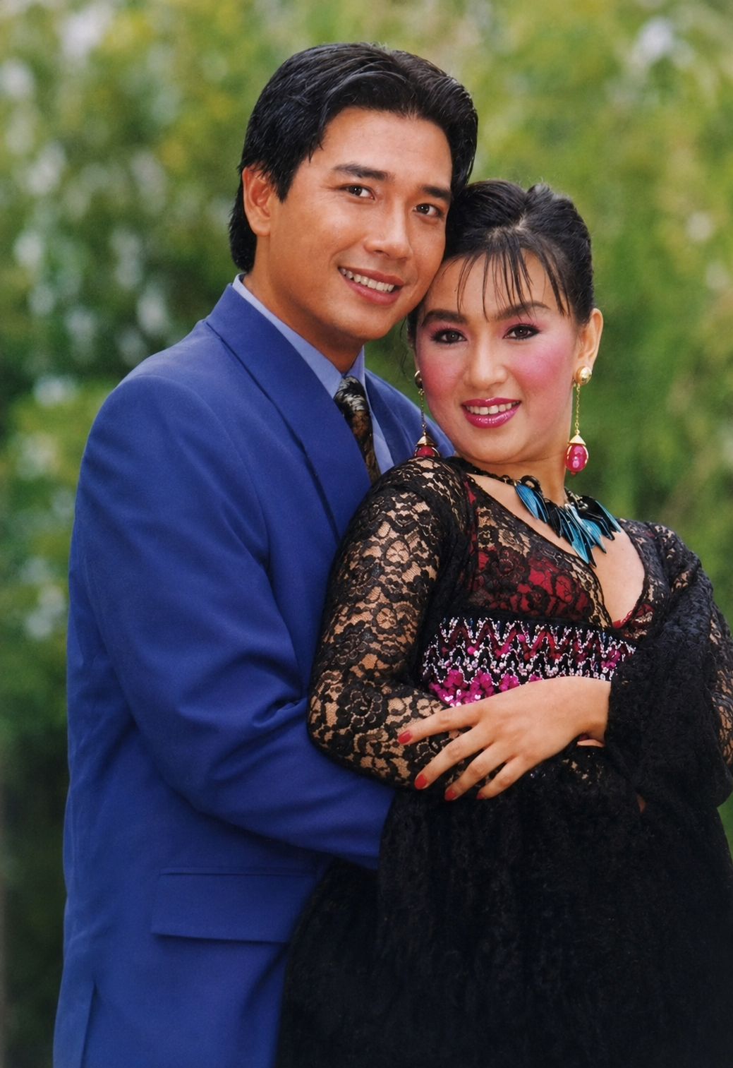 Tài tử và Y Phụng trong bộ ảnh quảng bá phim Hải đường trắng (đạo diễn Châu Huế, năm 1994). Tác phẩm tâm lý, hình sự này tái hiện cuộc đời thăng trầm, vào tù ra khám của Bạch Hải Đường trước năm 1975. Hóa thân vào nhân vật chính ở tuổi 26, nghệ sĩ lột tả vẻ gai góc của một tướng cướp khét tiếng đan xen nét đa tình.