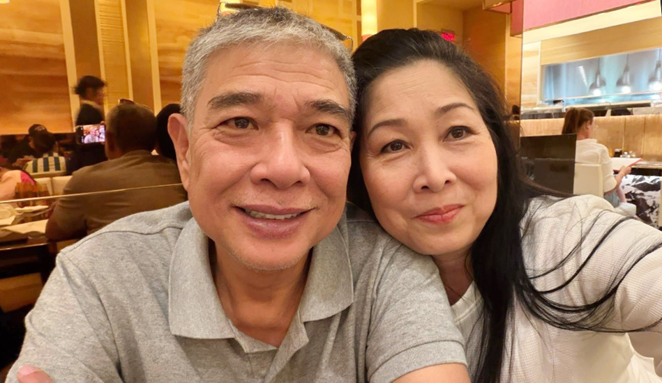 Đầu thập niên 2000, Lê Tuấn Anh kết hôn cùng nghệ sĩ Hồng Vân (phải). Cặp sao có cuộc sống hôn nhân êm ấm cùng ba con, trong đó có hai con riêng của vợ. Rời xa làng giải trí hơn 20 năm, ở tuổi 58, diễn viên chọn cuộc sống kín tiếng, quây quần bên gia đình, tận hưởng niềm đam mê du lịch trong, ngoài nước.