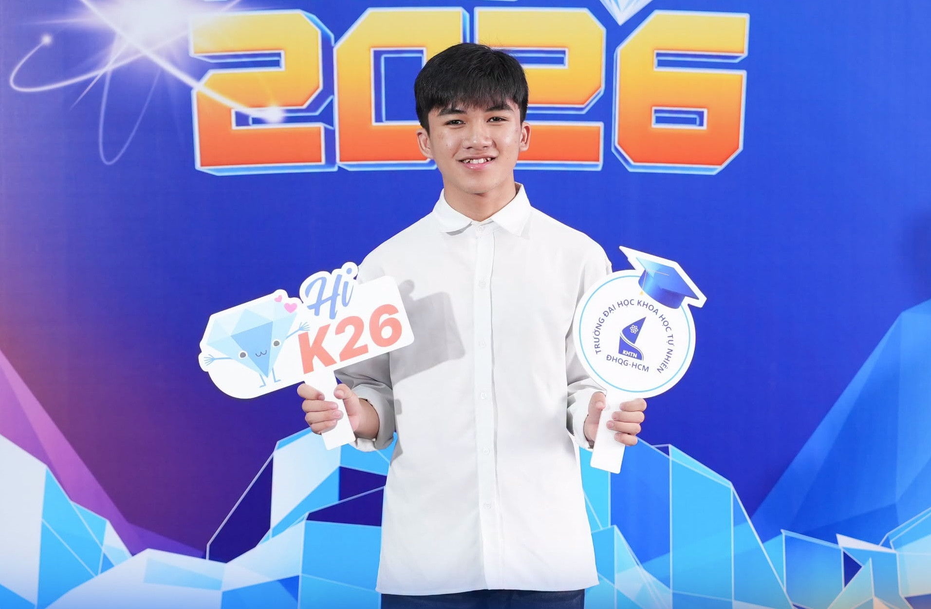 Võ Đăng Tuệ, cựu học sinh Trường THPT Chi Lăng (Gia Lai), thủ khoa tốt nghiệp THPT của tỉnh và thủ khoa khối A00 toàn tỉnh. Đăng Tuệ sở hữu loạt thành tích nổi bật về công nghệ, sáng tạo và trí tuệ nhân tạo: Giải Khuyến khích Lập trình Drone quốc tế tại Hàn Quốc; Huy chương Vàng và Bạc Olympic Phát minh và Sáng tạo thế giới (WICO); Huy chương Vàng và ngôi Á quân Youth Tech Asia Challenge 2025; Giải Amaze Award tại IDE Series ở Singapore; Giải Ba Olympic Trí tuệ nhân tạo toàn quốc 2025. Đăng Tuệ là tân sinh viên ngành Khoa học máy tính - chương trình tiên tiến. 