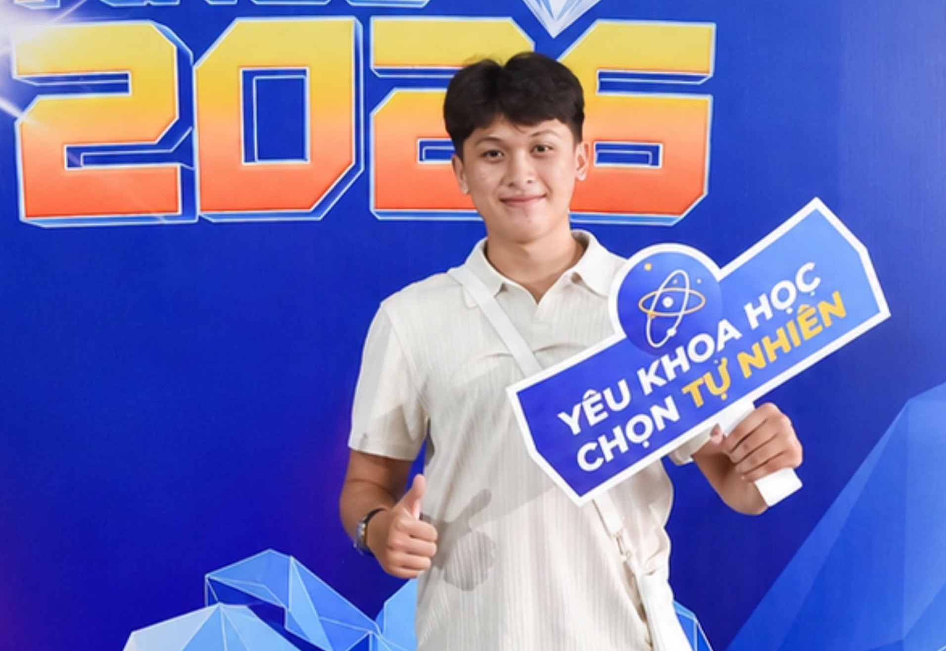 Huỳnh Nghĩa Nhân, cựu học sinh Trường THPT chuyên Thoại Ngọc Hầu (An Giang), thủ khoa Kỳ thi tốt nghiệp THPT 2026 của tỉnh ở tổ hợp A00. Năm 2025, Nghĩa Nhân giành giải Nhì học sinh giỏi cấp tỉnh môn Toán. Nghĩa Nhân là tân sinh viên ngành Khoa học máy tính - chương trình tiên tiến.