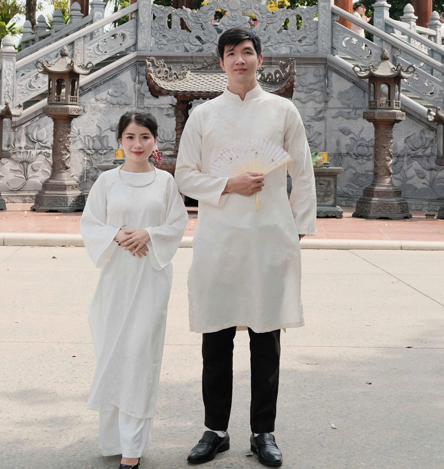 Họ nên duyên sau 8 tháng quen biết 