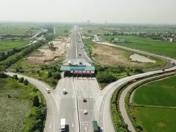 Cảnh sát giao thông lái mẫu, chỉ cách chuyển làn, vượt xe trên cao tốc