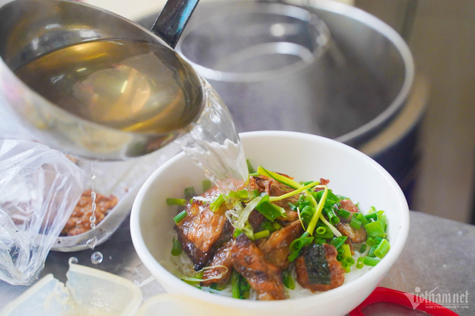 Quán bún chả chan này từng được Michelin gọi tên vào danh sách quán ăn ngon, giá hợp lý trong 3 năm liền (2024 – 2026). Ảnh: Kim Ngân