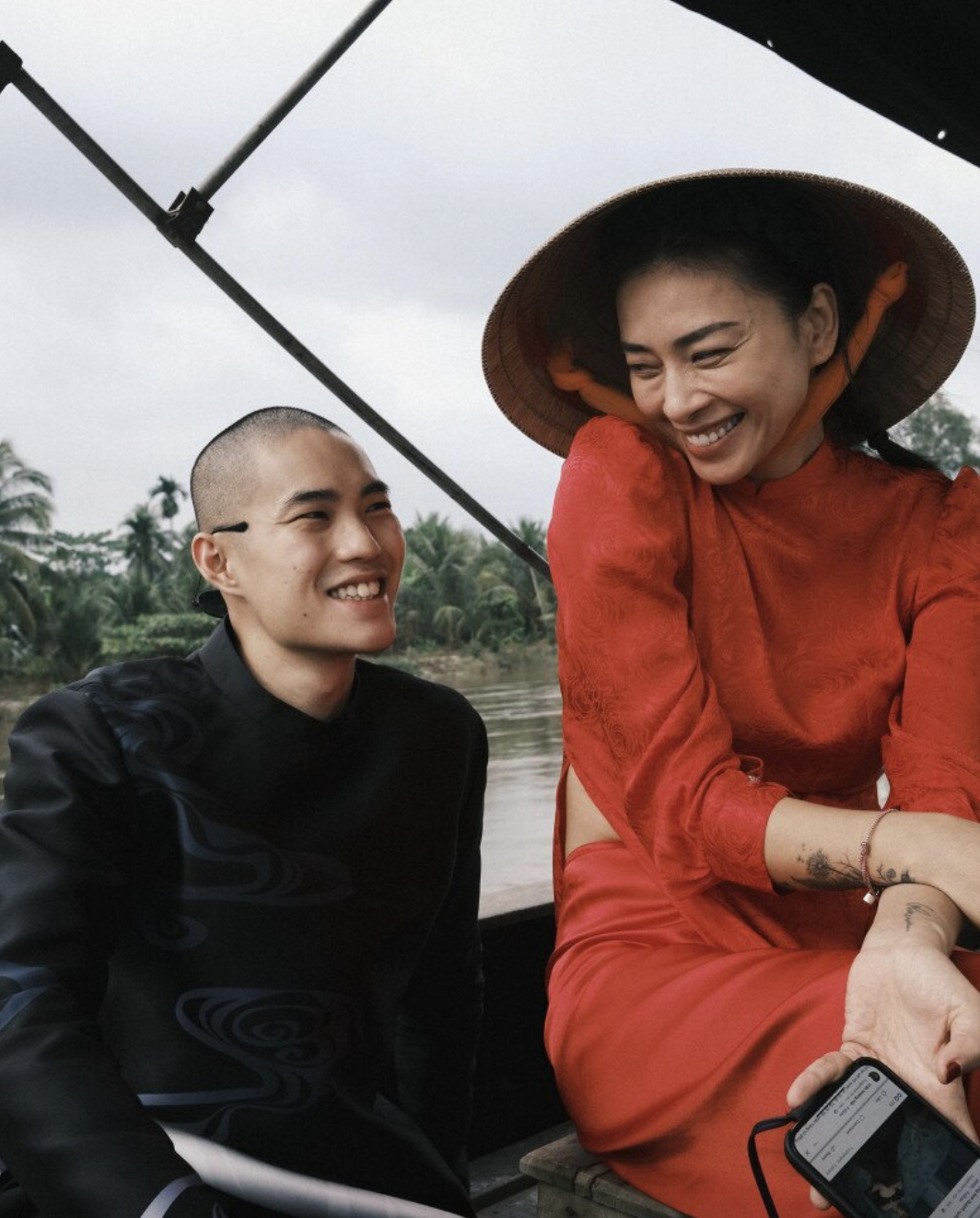 Đăng Trần cũng có mối quan hệ thân thiết với chị dâu - Ngô Thanh Vân. Trước đây khi về Việt Nam, nam diễn viên thường cùng vợ chồng anh trai đi chơi, chụp những hình ảnh cực ngầu. “Đả nữ” Ngô Thanh Vân còn từng hài hước kêu gọi nhận show biểu diễn cho em chồng.
