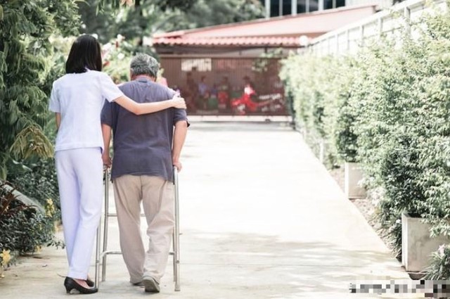 Sau một năm ở viện dưỡng lão, tôi hiểu rằng con cái vẫn rất quan trọng, nhưng chúng không thể là nguồn hạnh phúc duy nhất của cha mẹ. Ảnh minh họa