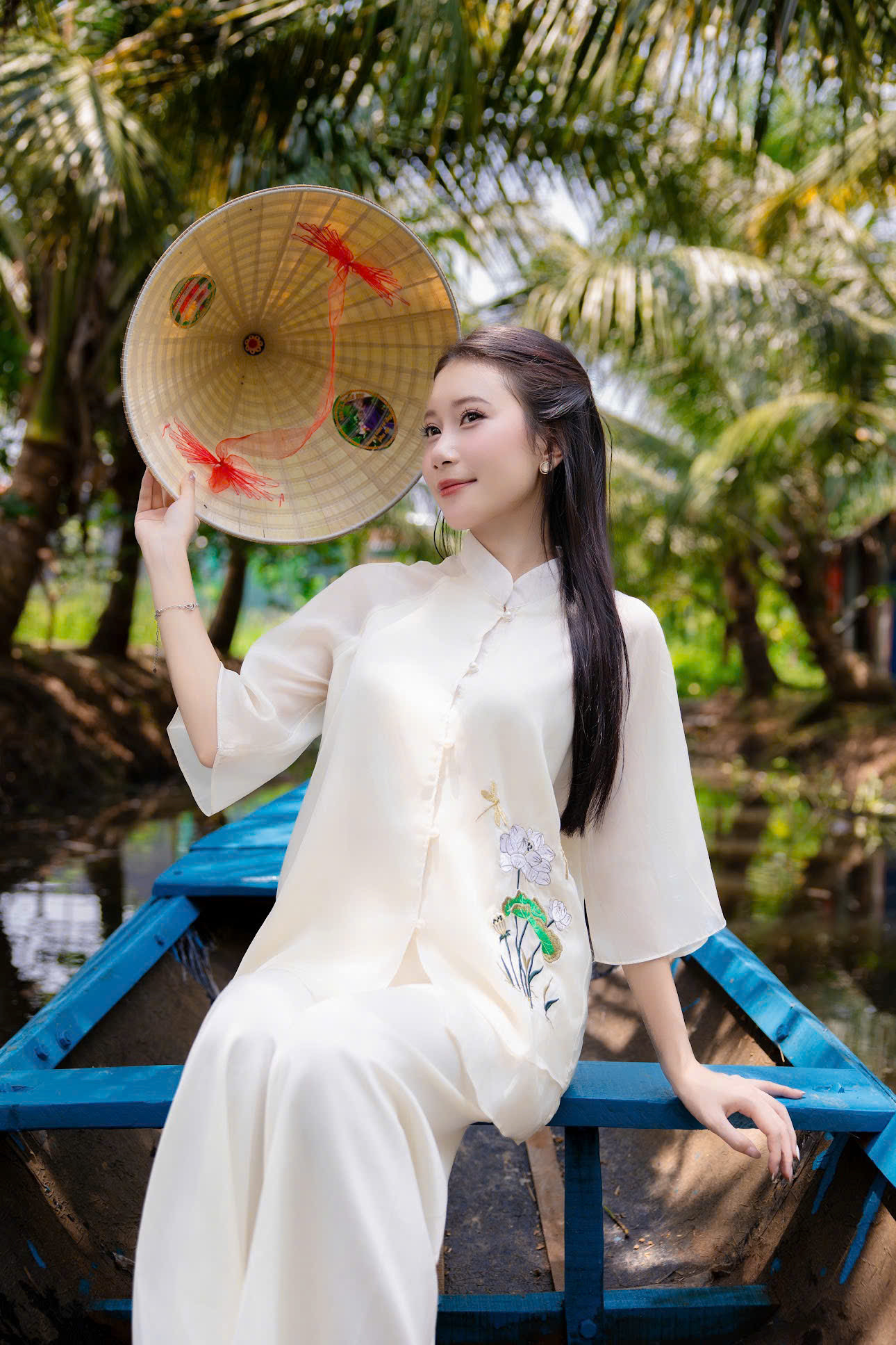 Du Khách Chọn Trang Phục Nổi Bật Để Có Những Bức Hình Đẹp Ở Miền Tây Thu Nhỏ Giữa Quảng Yên. Ảnh: Hoàng Nguyễn/Đầm Sen Quảng Yên