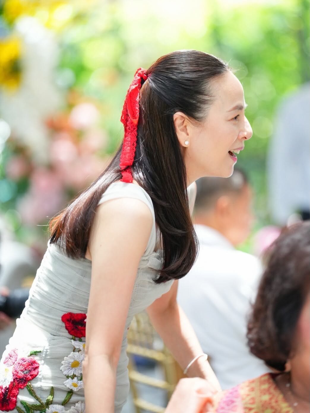 Nơ tóc vốn là phụ kiện có thể làm mới kiểu tóc đơn giản mà không cần cắt hay nhuộm. Theo các chuyên gia tạo mẫu tóc, một dải ruy băng là cách dễ dàng để làm mới kiểu tóc đuôi ngựa hoặc tóc buộc.