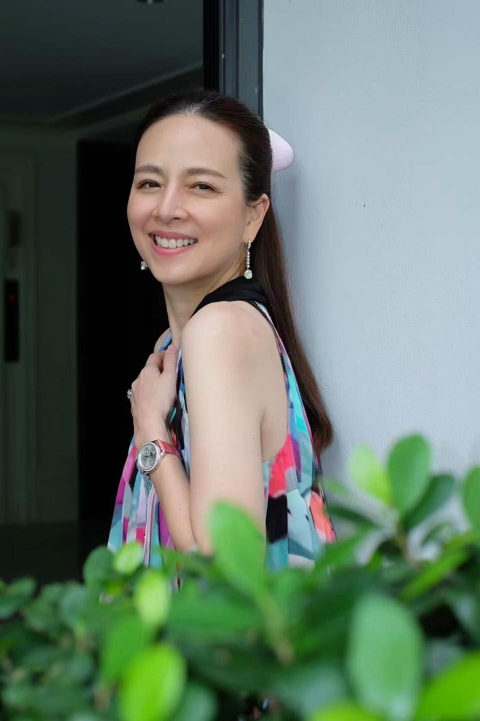 Ở Madam Pang, chiếc ruy băng dường như không chỉ mang tính trang trí. Qua nhiều lần xuất hiện với các màu sắc và cách buộc khác nhau, phụ kiện này trở thành một chi tiết quen thuộc, giúp hình ảnh của nữ doanh nhân 60 tuổi giữ được sự mềm mại, nữ tính.