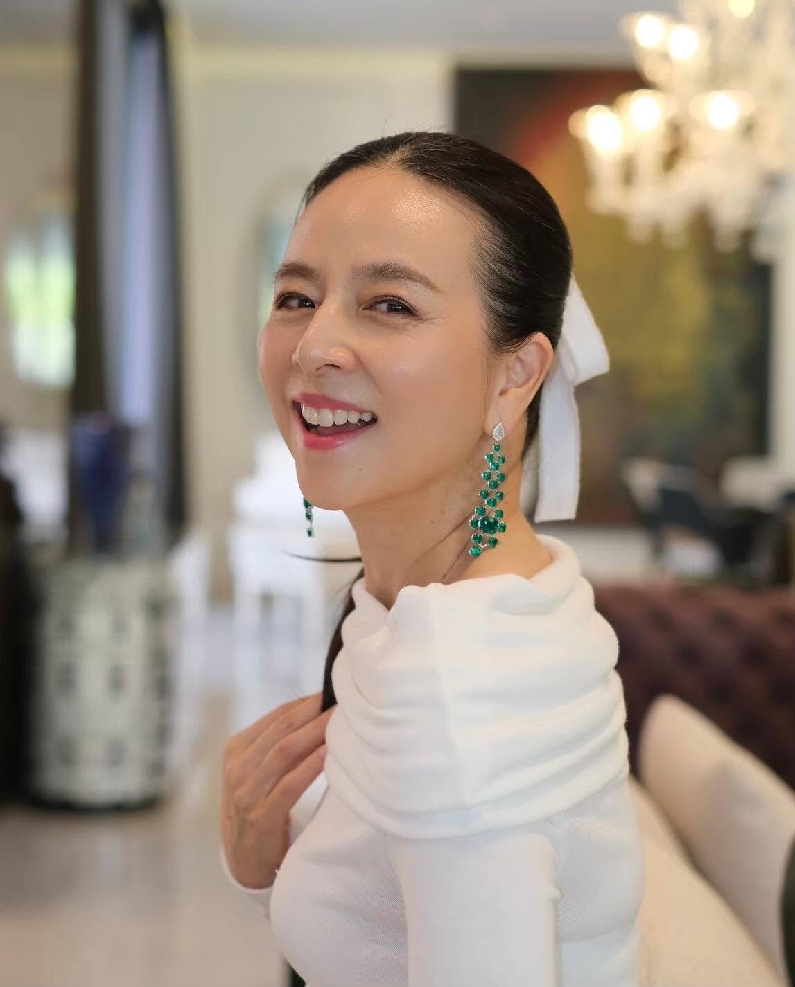 Chi tiết tưởng chừng chỉ phù hợp với những cô gái trẻ lại nhiều lần xuất hiện trong phong cách của Chủ tịch Liên đoàn Bóng đá Thái Lan, từ đời thường đến những trận đấu quan trọng.