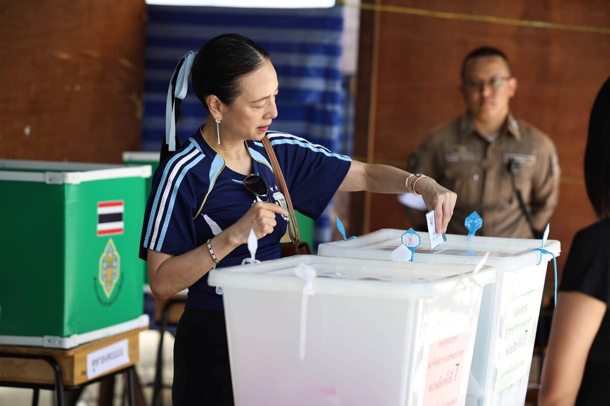 Sự kết hợp này giúp diện mạo cân bằng hơn. Khi đi cùng áo polo và trang phục thể thao, ruy băng tạo nét mềm mại.