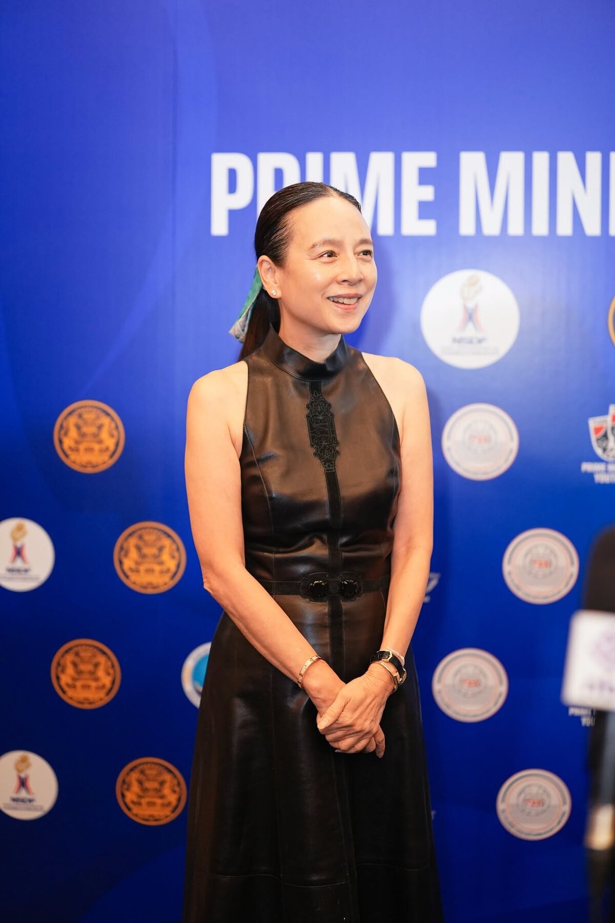 Với những người thường xuyên xuất hiện trong môi trường công việc và các sự kiện lớn, kiểu tóc gọn gàng thường tạo cảm giác chuyên nghiệp. Madam Pang cũng thường chọn cách chải tóc sát đầu, buộc đuôi ngựa hoặc buộc nửa đầu. Thay vì giữ mái tóc quá nghiêm túc, bà thêm một dải ruy băng hoặc chiếc nơ nhỏ.