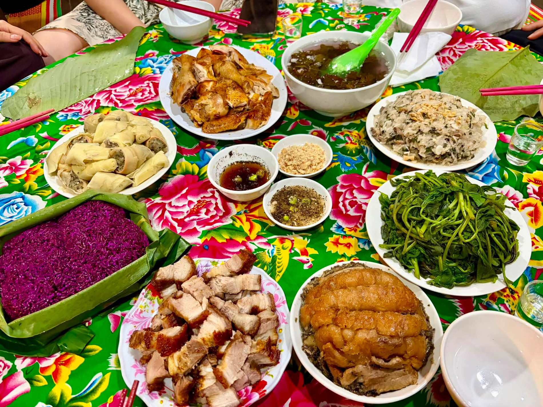 Khách vui chơi và thưởng thức ẩm thực hấp dẫn tại làng. Ảnh: Làng Văn hóa - Du lịch các dân tộc Việt Nam