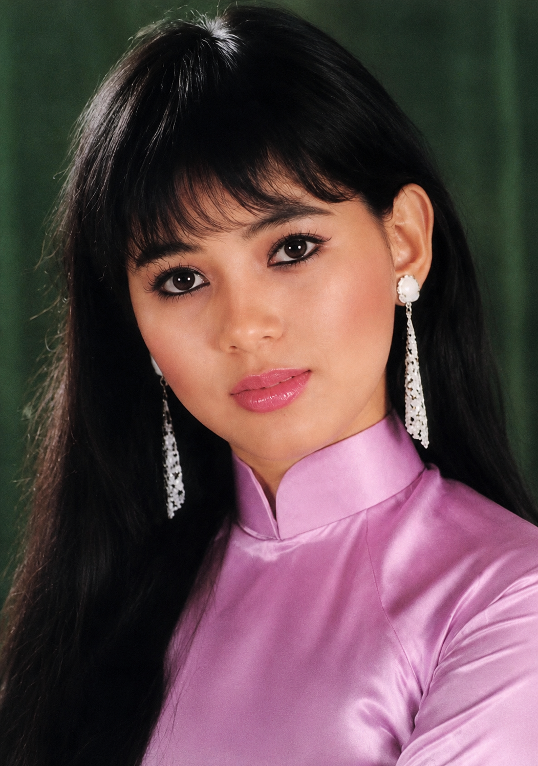 Sau khi tốt nghiệp Đại học Kinh tế TP HCM năm 1993, Thủy Tiên dừng sự nghiệp diễn xuất, chuyển sang làm tiếp viên hàng không. Công việc này mang tới cho chị cơ hội gặp doanh nhân Việt kiều Philippines - ông Jonathan Hạnh Nguyễn và kết hôn. Họ có hai con là fashionista Tiên Nguyễn, 29 tuổi, Hiếu Nguyễn, 27 tuổi.