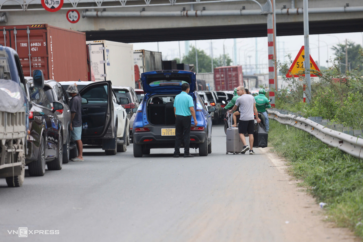 Ùn ứ 10 km ở cửa ngõ phía Đông TP HCM - 8