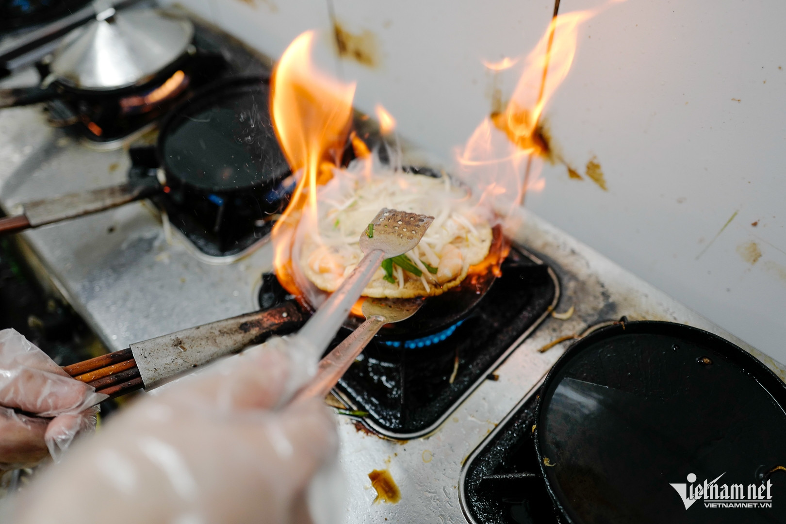 Bột bánh xèo được pha từ nhiều loại bột gạo khác nhau. Chảo gang đổ bánh xèo có đường kính khoảng 17cm, cán dài và có vung chuyên biệt