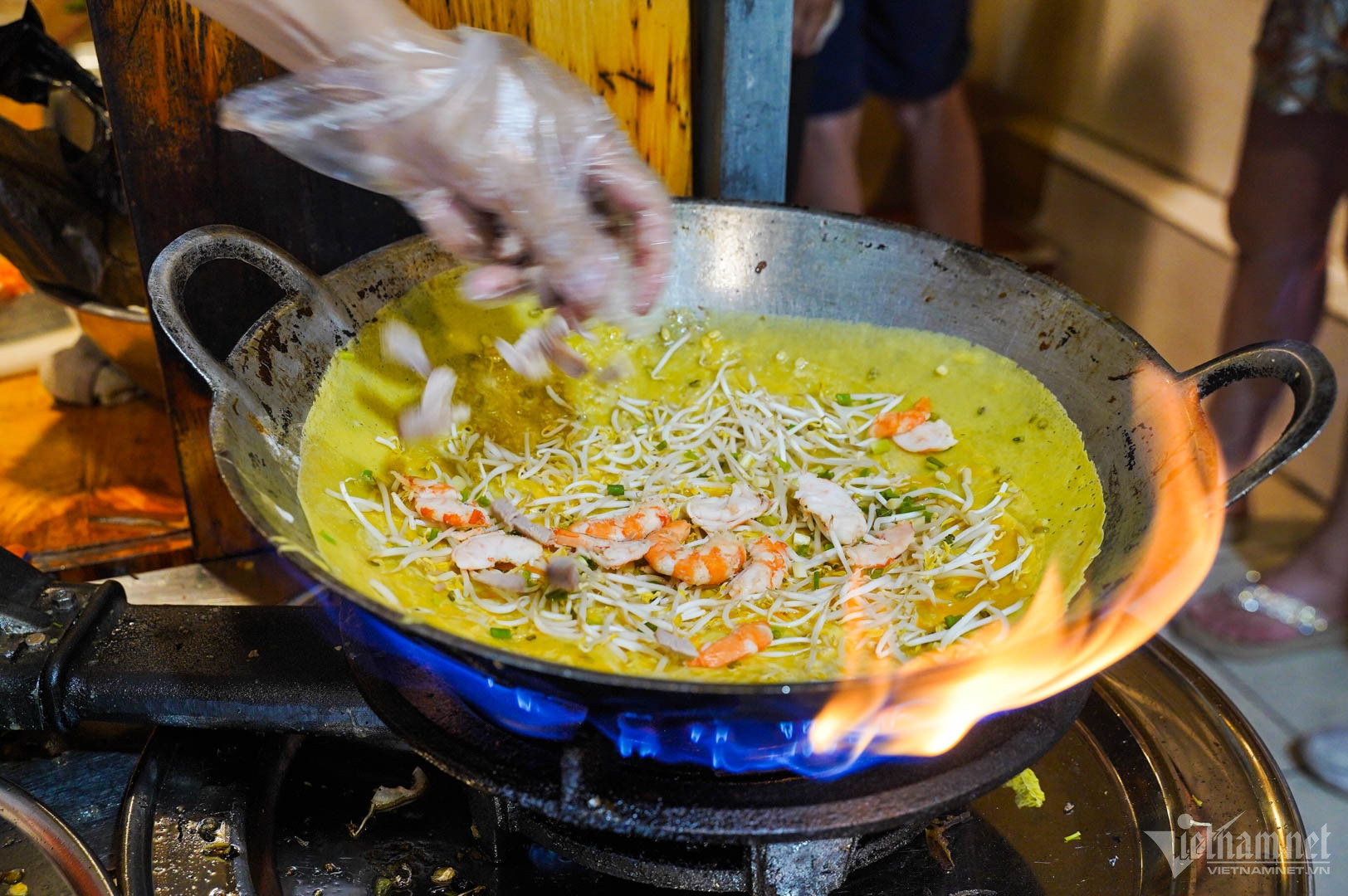 Bánh được đổ ở cửa quán để thực khách nhìn thấy các công đoạn